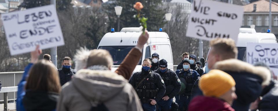 Une autre manifestation contre les mesures sanitaires a été stoppée par la police bernoise samedi. [Keystone - Peter Schneider]