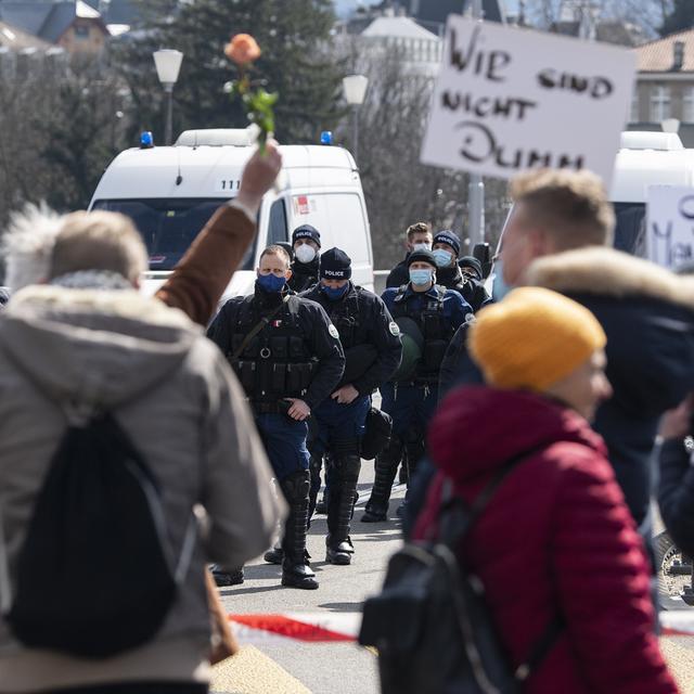 Une autre manifestation contre les mesures sanitaires a été stoppée par la police bernoise samedi. [Keystone - Peter Schneider]