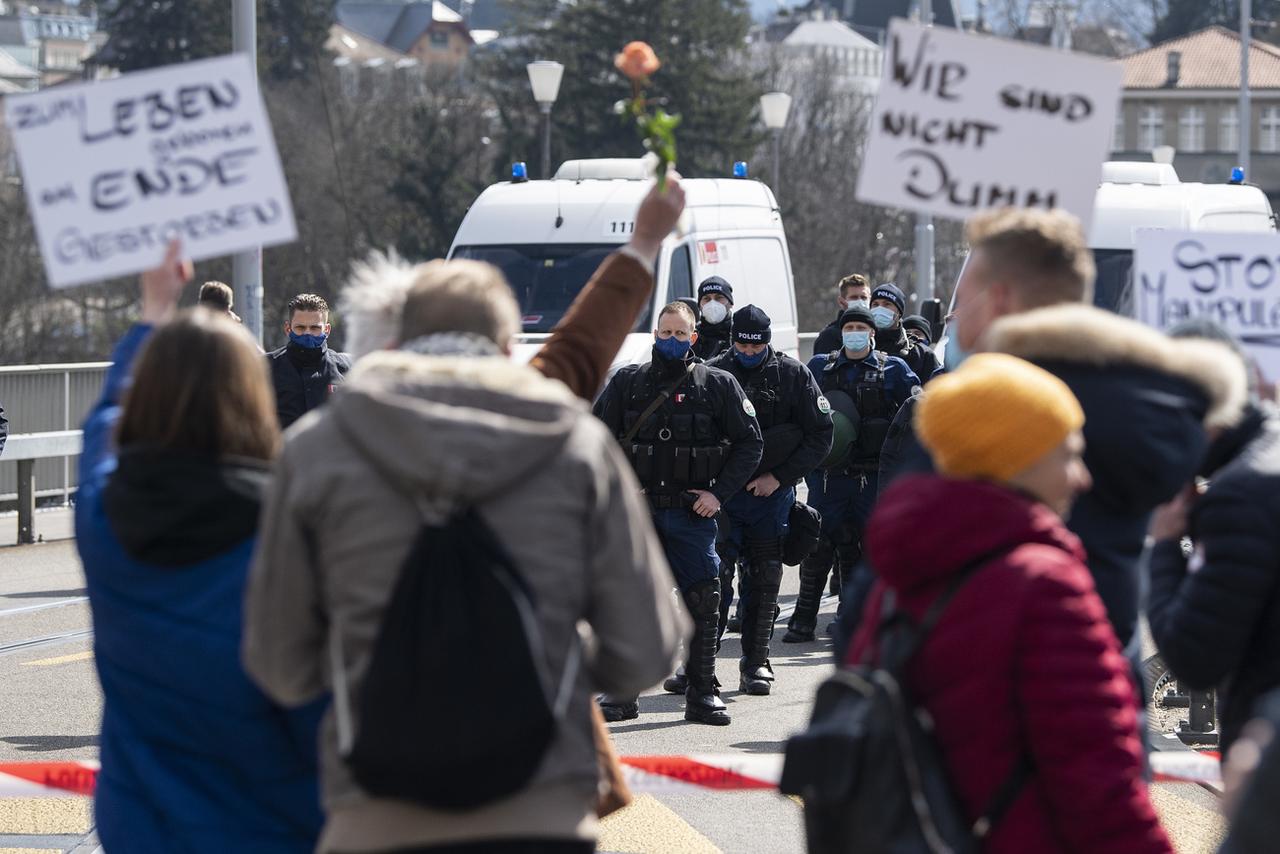 Une autre manifestation contre les mesures sanitaires a été stoppée par la police bernoise samedi. [Keystone - Peter Schneider]