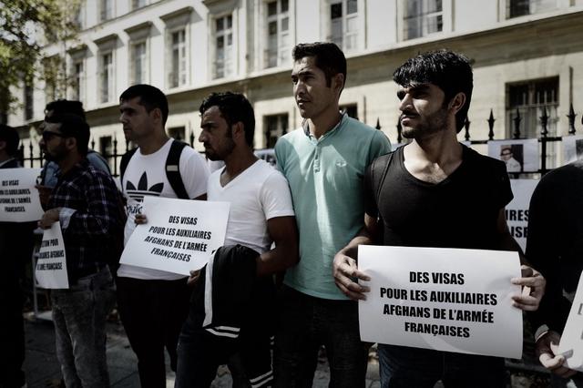 Manifestation de soutien aux auxilliaires afghans pour la France en 2018 devant les bureaux du ministère de l'Armée française. [AFP - Philippe Lopez]