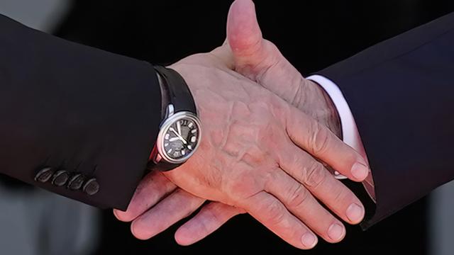 La poignée de mains entre Joe Biden et Vladimir Poutine à Genève. [Keystone - AP Photo/Patrick Semansky]