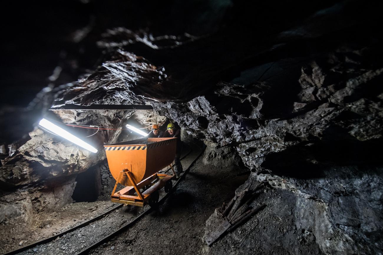 Un chariot de mine dans l'ancienne mine d'or de Sessa. [keystone - Ti-Press/Gabriele Putzu]