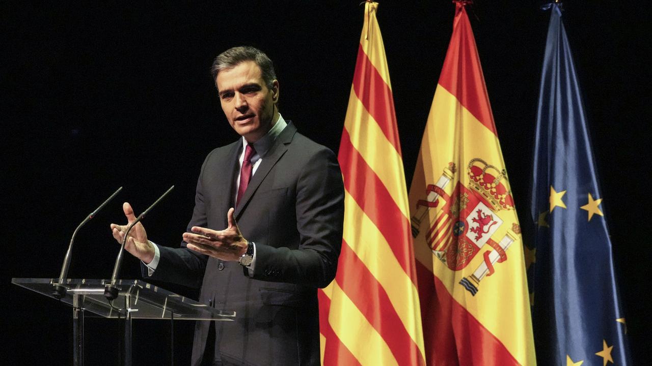Le Premier ministre espagnol Pedro Sanchez a annoncé lundi à Barcelone que son gouvernement allait donner mardi son feu vert à la grâce controversée de neuf indépendantistes catalans. [Keystone - Emilio Morenatti]