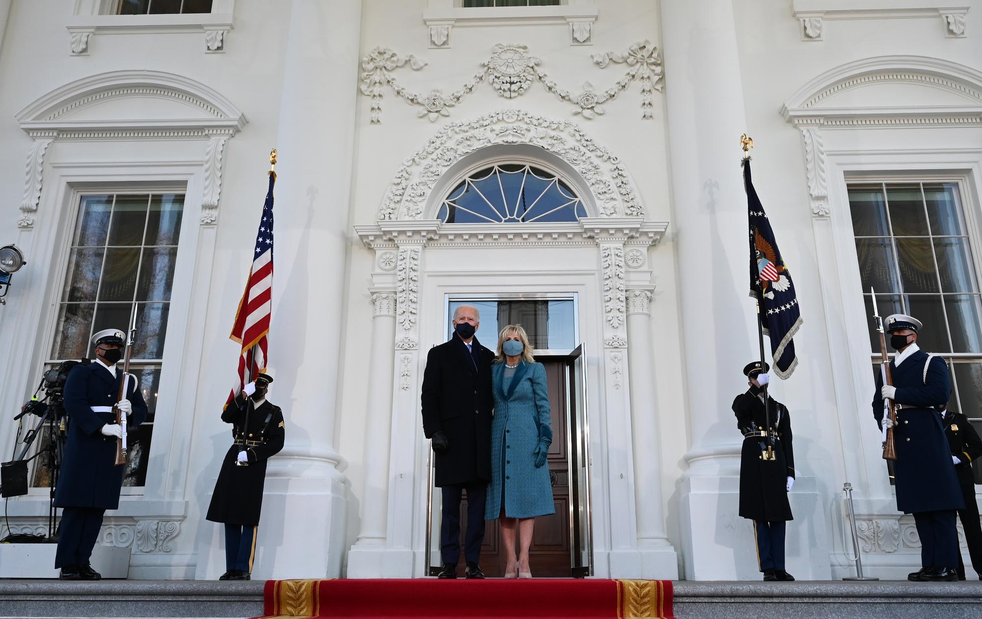 Joe Biden et sa femme Jill posent à l'entrée de la Maison Blanche. [AFP - Jim Watson]