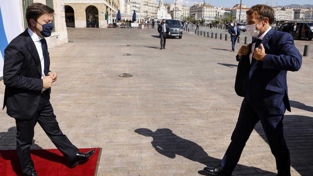 Le président français Emmanuel Macron a été accueilli à Marseille par le maire Benoît Payan. [Keystone - Ludovic Marin]