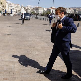 Le président français Emmanuel Macron a été accueilli à Marseille par le maire Benoît Payan. [Keystone - Ludovic Marin]