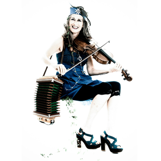 La chanteuse et violoniste spécialisée dans la musique traditionnelle suisse Christine Lauterburg. [christinelauterburg.ch - Katja Saegesser]