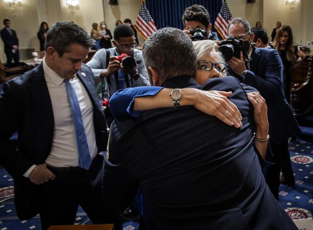 La républicaine Liz Cheney prend dans ses bras l'officier Michael Fanone qui est venu témoigner devant la Commission (lire encadré). Washington DC, le 27 juillet 2021. [Keystone/epa - Bill O'Leary/POOL]