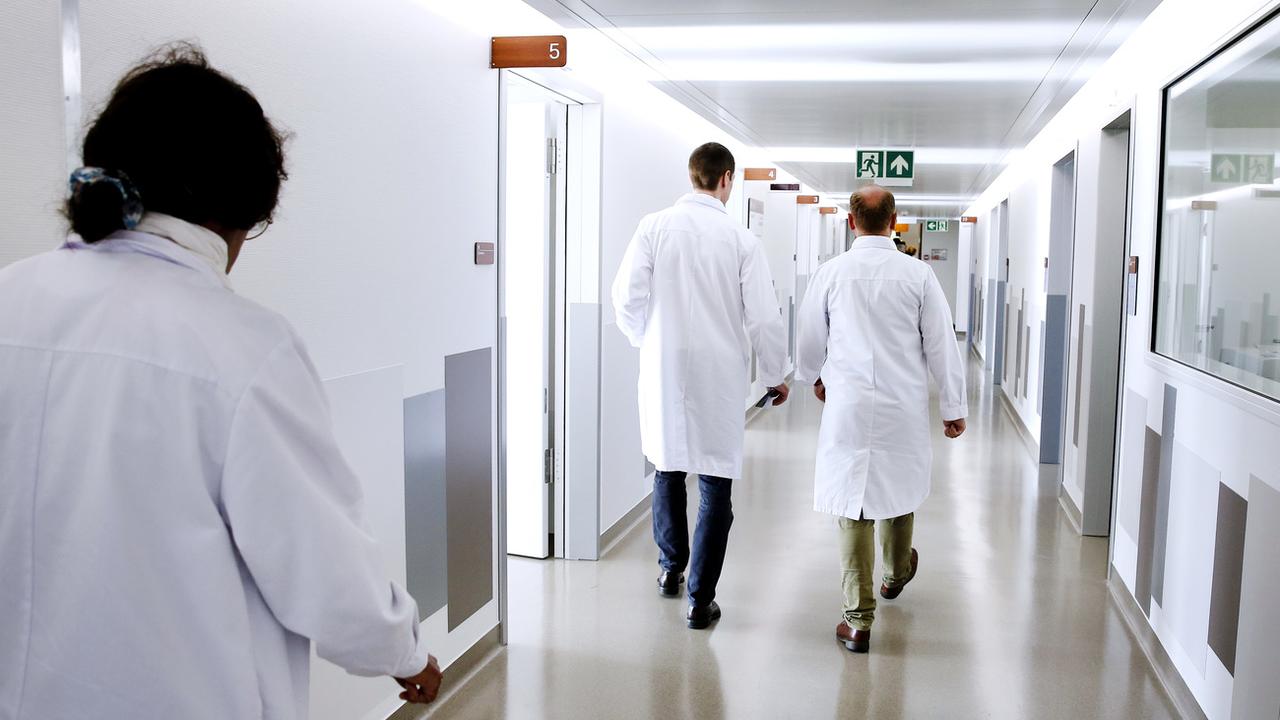 Des infirmiers travers le couloir des nouvelles urgences gériatriques de l'hôpital des Trois-Chêne à Genève. [KEYSTONE - Magali Girardin]