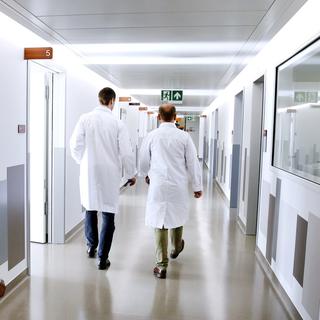 Des infirmiers travers le couloir des nouvelles urgences gériatriques de l'hôpital des Trois-Chêne à Genève. [KEYSTONE - Magali Girardin]