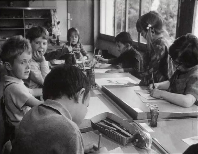 Les petits à l'école en 1968. [RTS]