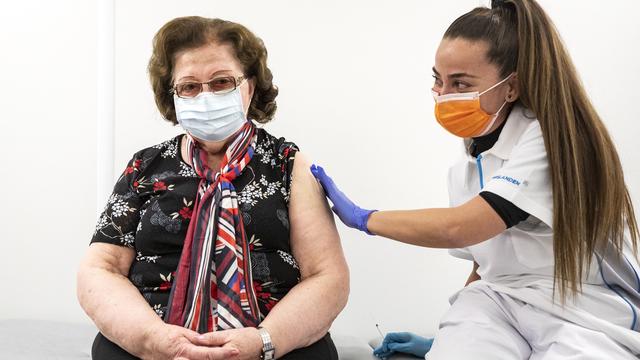 Helga vient d'être vaccinée contre le coronavirus par Dilara, à Frauenfeld, le 13 janvier 2021. [Keystone - Alexandra Wey]