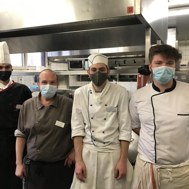 Des apprentis cuisiniers fribourgeois. [RTS - Alain Arnaud]