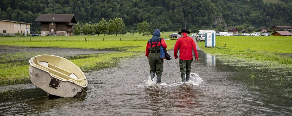 Le quartier de Ried à Giswil, au bord du lac de Sarnen dans le canton d'Obwald, est recouvert par les eaux de crue, le 15 juillet 2021. [Keystone - Urs Flueeler]