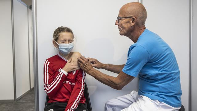 Une fille de 11 ans reçoit une injection du vaccin contre le Covid-19. (image d'illustration) [EPA/Keystone - Oilafur Steinar]