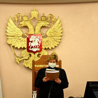 La juge Alla Nazarova annonce la dissolution de l'ONG Memorial International le 28 décembre 2021 à Moscou. [AFP - Natalia Kolesnikova]