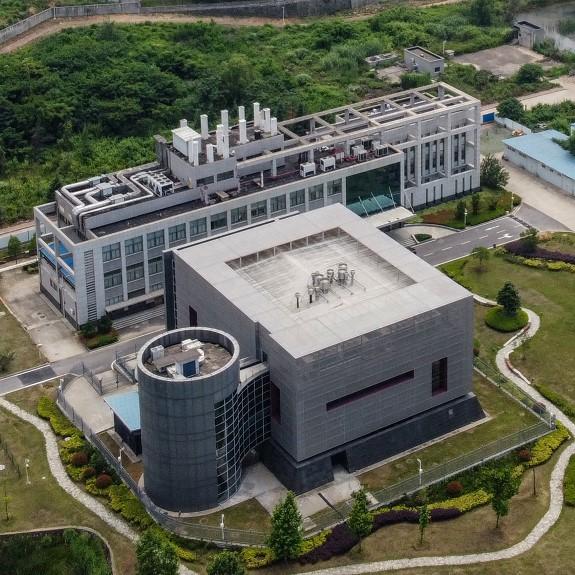 Le laboratoire P4 de Wuhan (à gauche) sur le campus de l'Institut de virologie de Wuhan. [AFP - Hector Retamal]