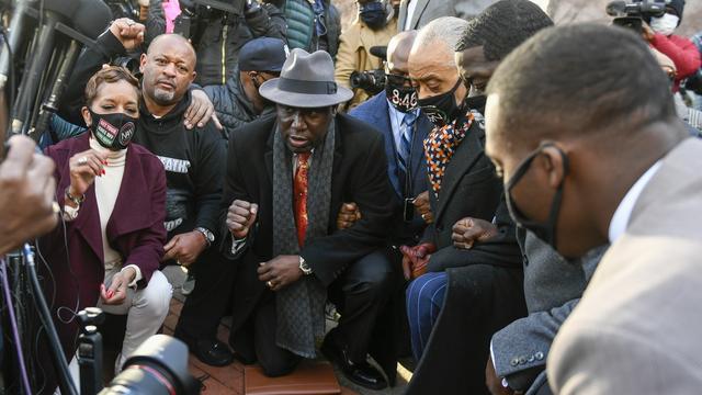 Les proches de George Floyd se sont agenouillés pendant 8 minutes et 46 secondes pour lui rendre hommage. [Keystone - EPA/Craig Lassig]