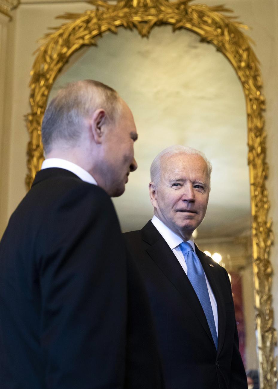 Le président russe Vladimir Poutine (à droite), en compagnie de son homologue américain Joe Biden. Genève, le 16 juin 2021. [Keystone/AP - Peter Klaunzer/Swiss Federal Office of Foreign Affairs]