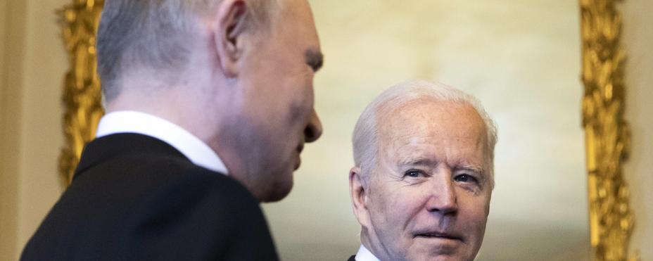 Le président russe Vladimir Poutine (à droite), en compagnie de son homologue américain Joe Biden. Genève, le 16 juin 2021. [Keystone/AP - Peter Klaunzer/Swiss Federal Office of Foreign Affairs]