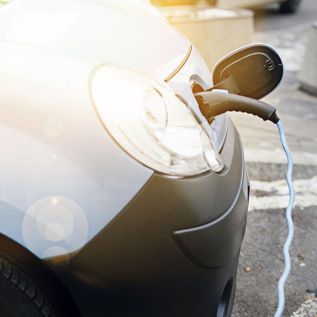 Gros plan sur une voiture électrique en train de charger. [Depositphoto - SHipsky]