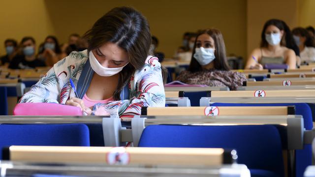 Des étudiants de l'université de Neuchâtel quand ils pouvaient encore étudier en présentiel. [Keystone - Laurent Gillieron]