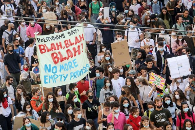 Les activistes pour le climat lors de la manifestation "Fridays for Future" à Milan. [KEYSTONE - Matteo Bazzi / EPA]