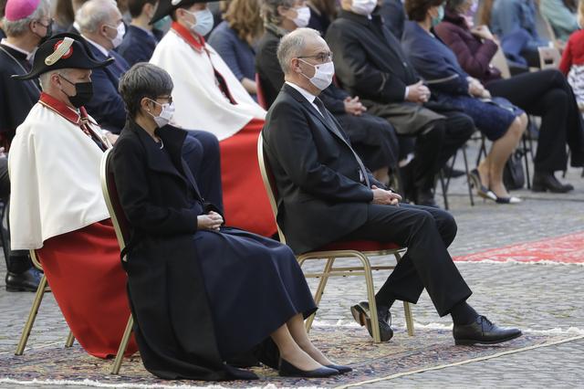 Le président de la Confédération Guy Parmelin et son épouse Caroline lors de la cérémonie d'assermentation des nouveaux gardes suisses. [KEYSTONE - ANDREW MEDICHINI]