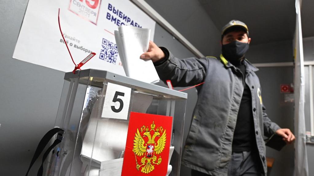 Les Russes ont commencé à voter vendredi aux élections législatives. [AFP - Sergey Rusanov]