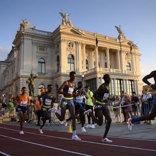 Le 5000m messieurs de la Ligue de diamant dans les rues de Zurich le 8 septembre 2021. [Keystone - Jean-Christophe Bott]