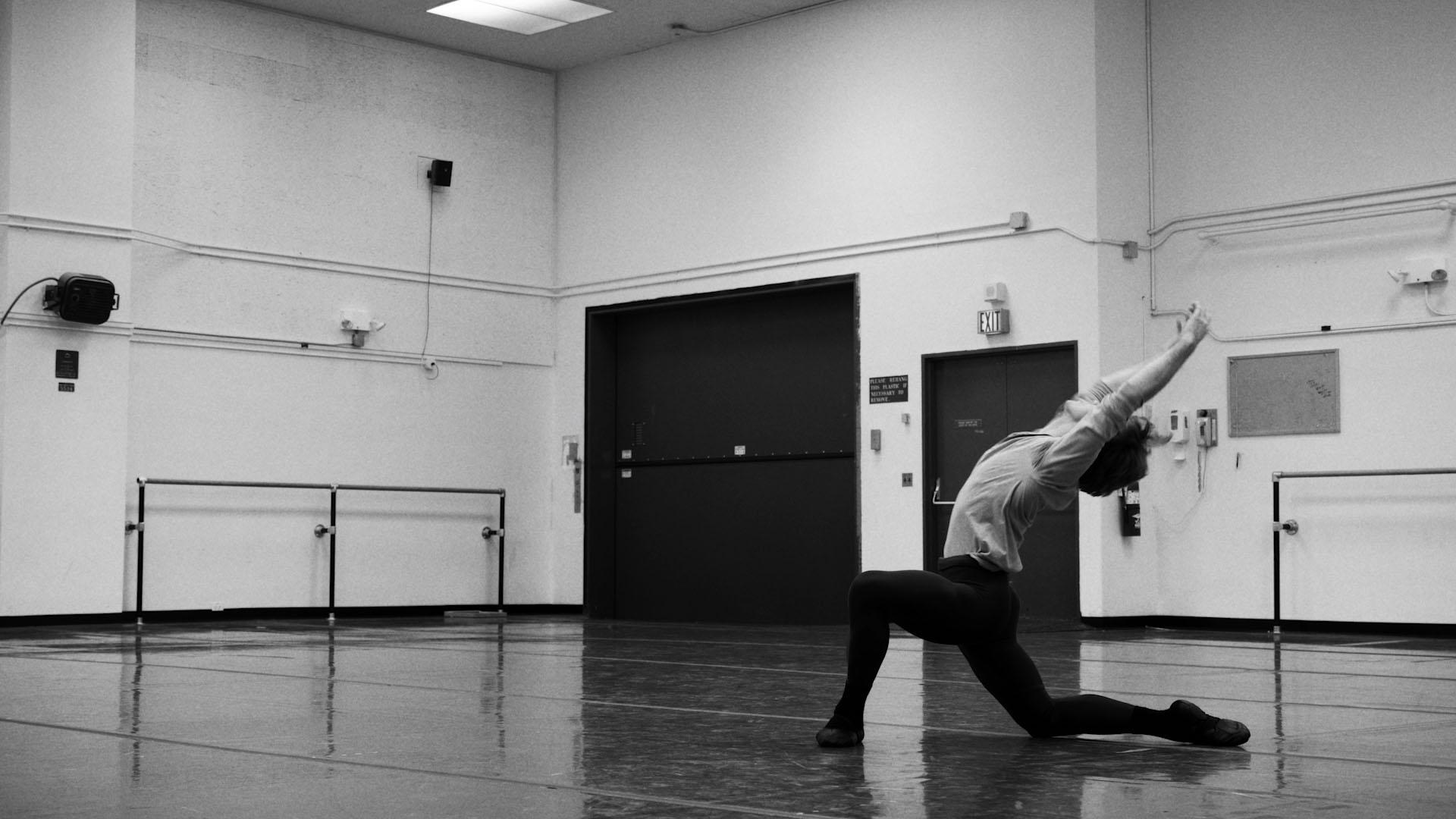 Le danseur Gonzalo Garcia dans un extrait de "Dances at a Gatherin" de Jerome Robbins. [New York City Ballet - Philippe Le Sourd]