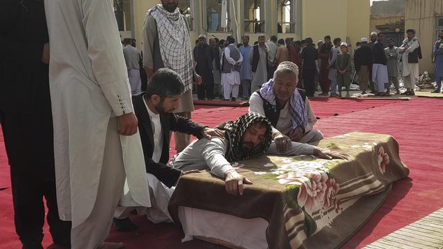 Le groupe Etat islamique a revendiqué un attentat-suicide qui a tué environ 50 personnes dans une mosquée chiite de Kunduz, dans le nord de l'Afghanistan. [AP Photo/ Keystone - Abdullah Sahil]