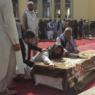Le groupe Etat islamique a revendiqué un attentat-suicide qui a tué environ 50 personnes dans une mosquée chiite de Kunduz, dans le nord de l'Afghanistan. [AP Photo/ Keystone - Abdullah Sahil]