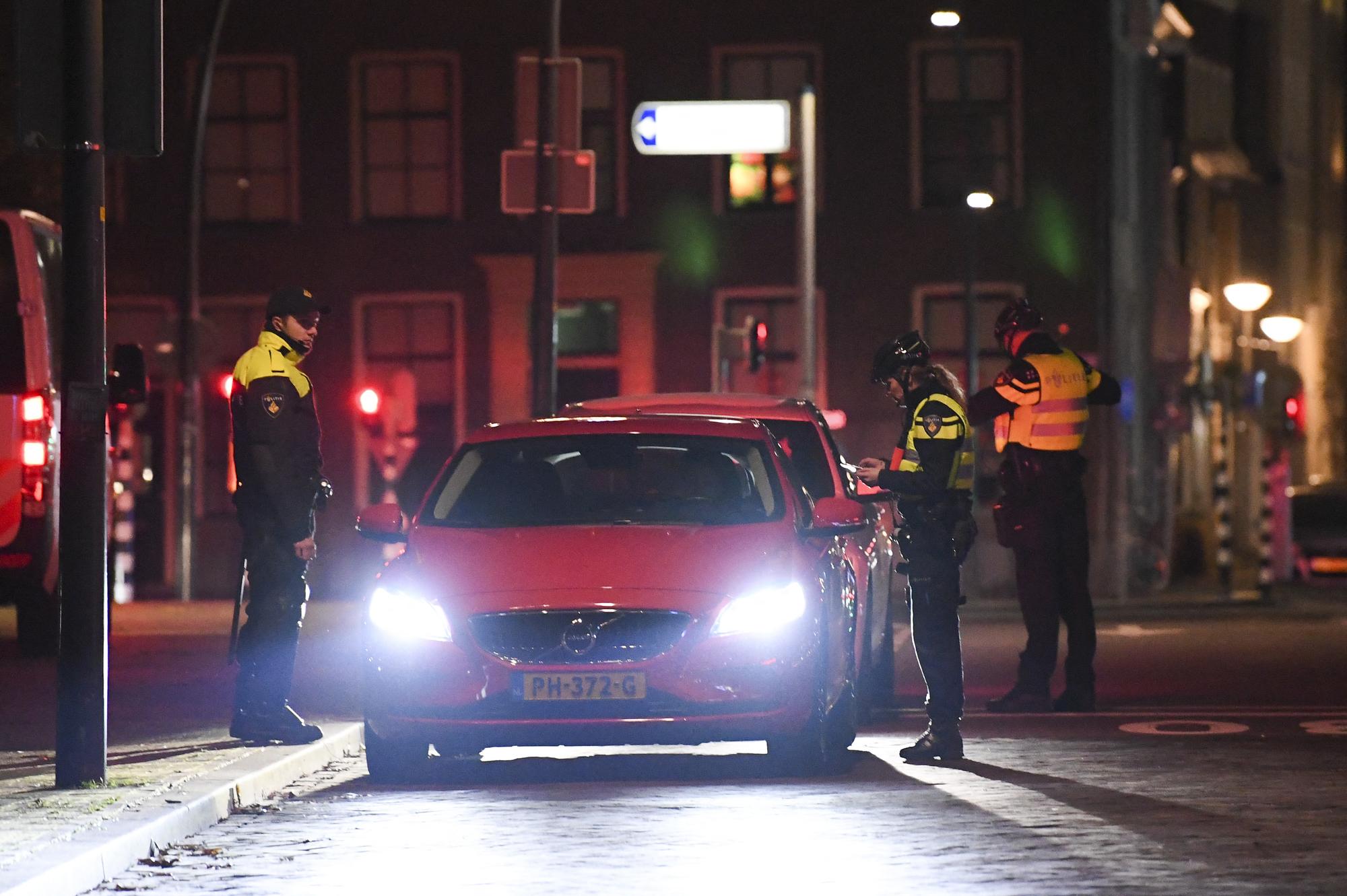 La police était présente en nombre à Zwolle et les commerçants avaient tenté de protéger leurs propriétés. [AFP - JOHN THYS]