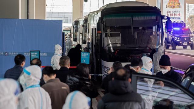 Les enquêteurs de l'OMS arrivent à l'aéroport de Wuhan, le 14 janvier 2021. [AFP - Nicolas Asfouri]