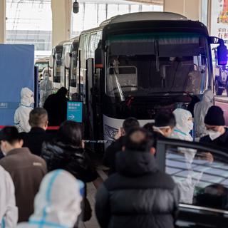Les enquêteurs de l'OMS arrivent à l'aéroport de Wuhan, le 14 janvier 2021. [AFP - Nicolas Asfouri]