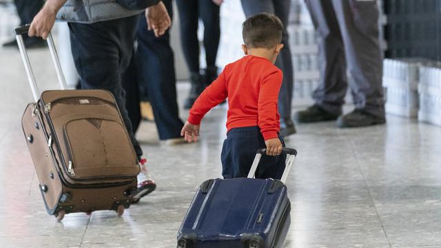 Des réfugiés afghans à leur arrivée à Londres. [Keystone - Dominic Lipinski/Pool via AP]