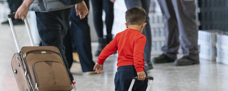 Des réfugiés afghans à leur arrivée à Londres. [Keystone - Dominic Lipinski/Pool via AP]