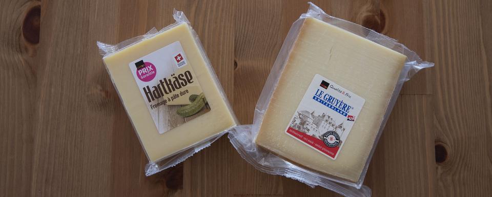 Un fromage à pâte dure industrielle et un Gruyère AOP. [RTS - Andréanne Quartier-la-Tente]