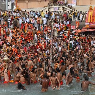 Des centaines de personnes ont été testées positives au coronavirus au sein des foules qui se pressent actuellement sur les bords du Gange en Inde pour le pèlerinage hindou de Kumbh Mela. [AFP - Money Sharma]