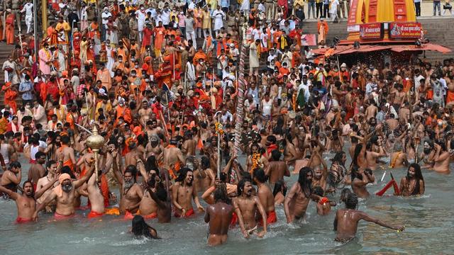 Des centaines de personnes ont été testées positives au coronavirus au sein des foules qui se pressent actuellement sur les bords du Gange en Inde pour le pèlerinage hindou de Kumbh Mela. [AFP - Money Sharma]