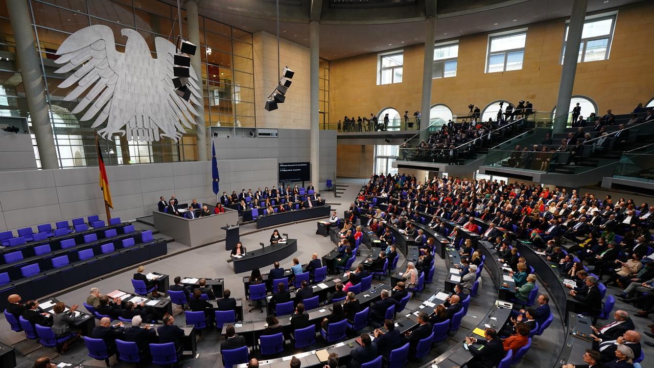 La nouvelle Chambre des députés allemands, qui a tenu mardi sa première session, fait souffler une brise de diversité mais reste loin de refléter la société. [Keystone - Clemens Bilan]