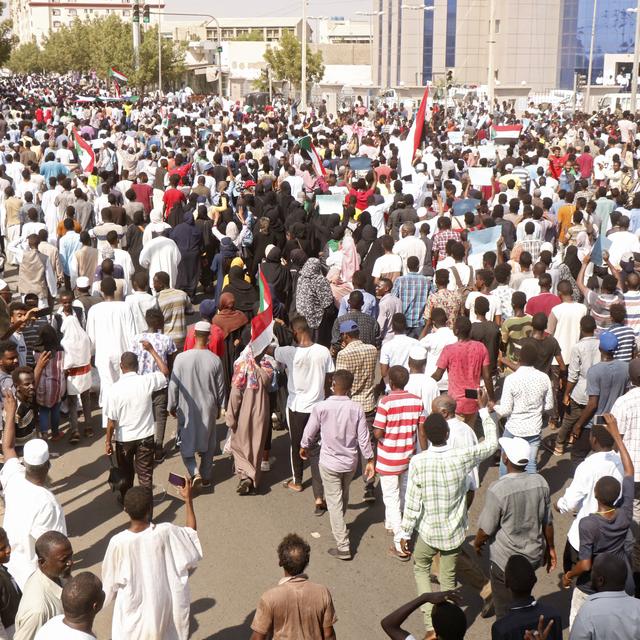 La foule dans les rues de Khartoum, le 30 octobre 2021, pour protester contre le coup d'Etat militaire au Soudan. [AFP]