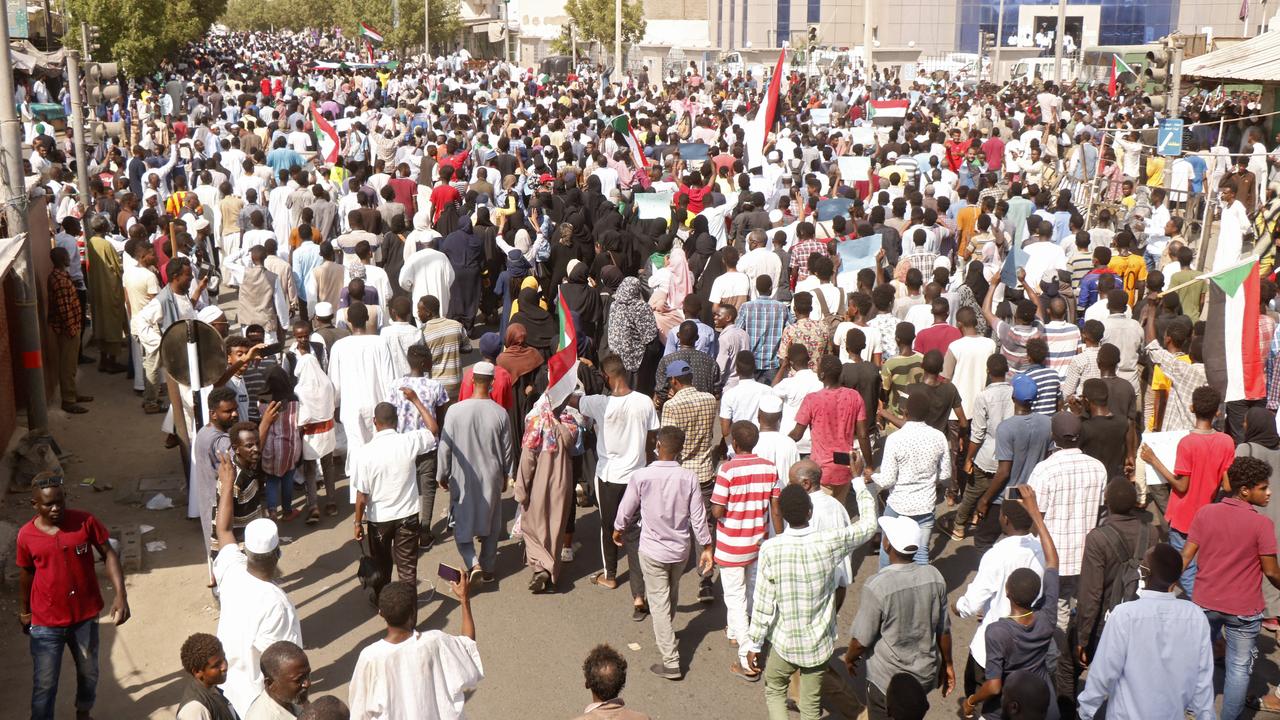 La foule dans les rues de Khartoum, le 30 octobre 2021, pour protester contre le coup d'Etat militaire au Soudan. [AFP]