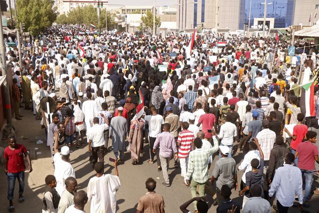 La foule dans les rues de Khartoum, le 30 octobre 2021, pour protester contre le coup d'Etat militaire au Soudan. [AFP]