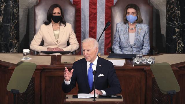 "L'Amérique va de nouveau de l'avant", a déclaré Joe Biden devant le Congrès. [Keystone/AP - Chip Somodevilla]