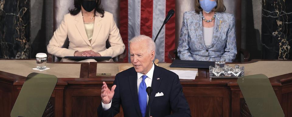 "L'Amérique va de nouveau de l'avant", a déclaré Joe Biden devant le Congrès. [Keystone/AP - Chip Somodevilla]