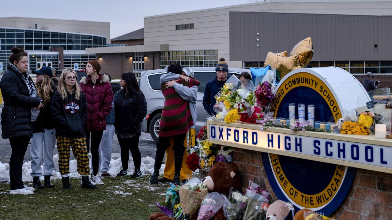 Un mémorial a été érigé au lycée où quatre élèves ont été abattus. Oxford, Michigan, le 1er décembre 2021. [Reuters - Seth Herald]