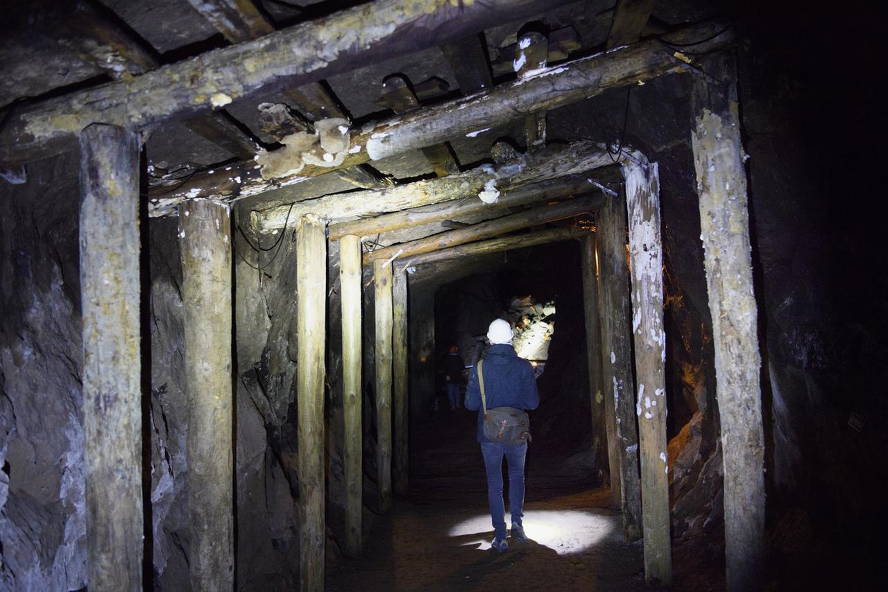 Les galeries des Mines d'asphalte de la Presta à Travers. [keystone - Laurent Gillieron]