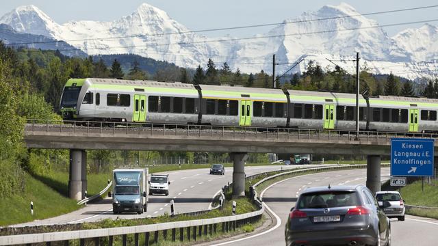 Le risque de décès est 68 fois plus élevé en voiture qu'en train en Suisse. [Keystone - Gaëtan Bally]